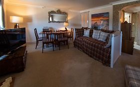 3, The Dolphin, 49 Quay Street - Stunning Apartment - Quintessential - Quay Views - Sleeps 2-4 People